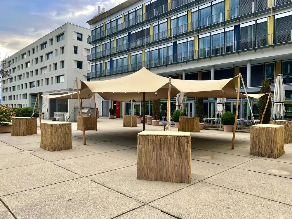 Stretchzelt auf einem Platz vor einem Bürogebäude