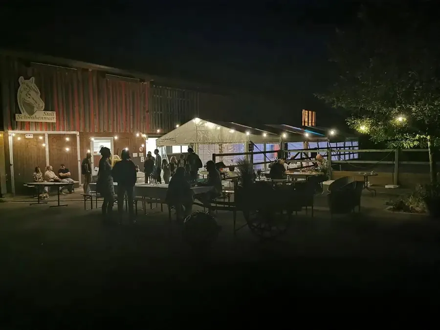 Festzelt am Abend mit Lichterketten im Freien