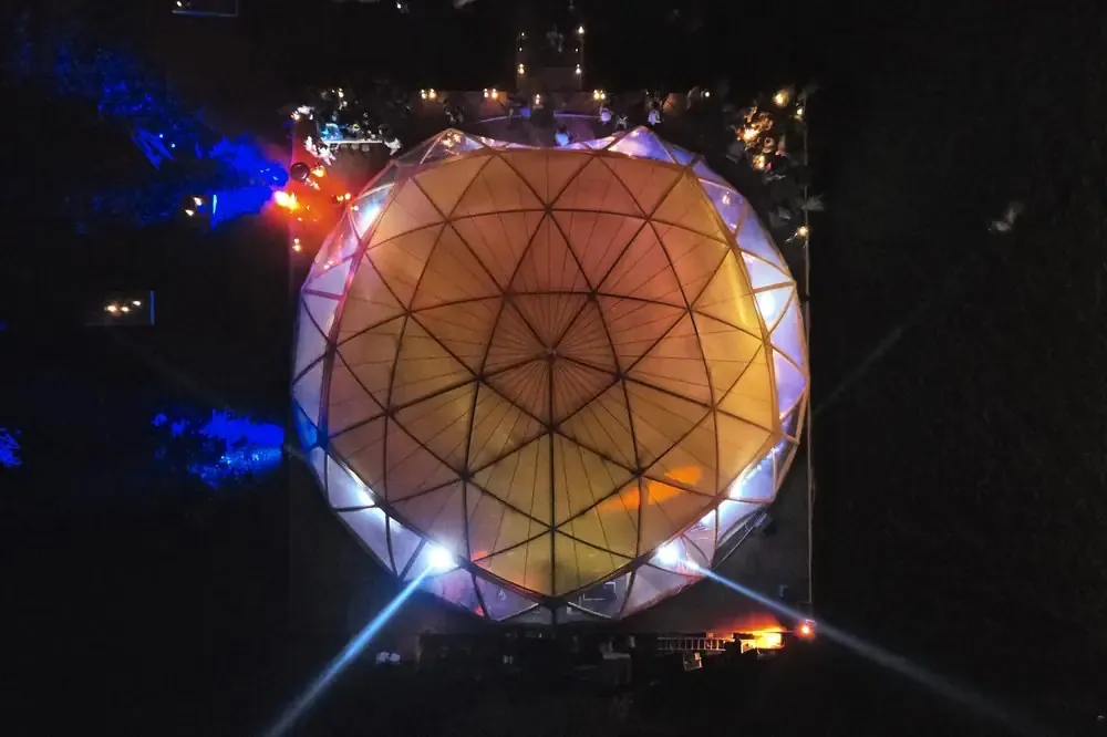 Leuchtender Flat Dome in der Nacht, von oben fotografiert