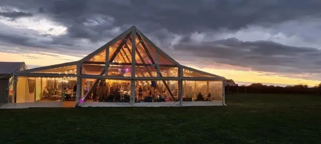 Event Chalet in der Abenddämmerung von aussen