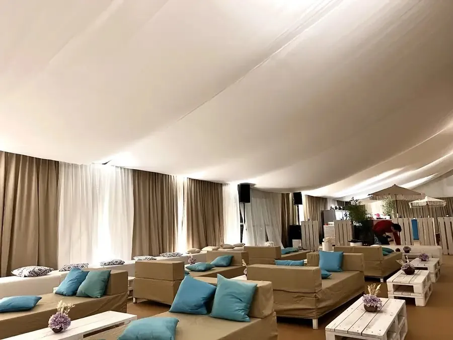 Festzelt mit Innenhimmel, Vorhängen und Lounge
