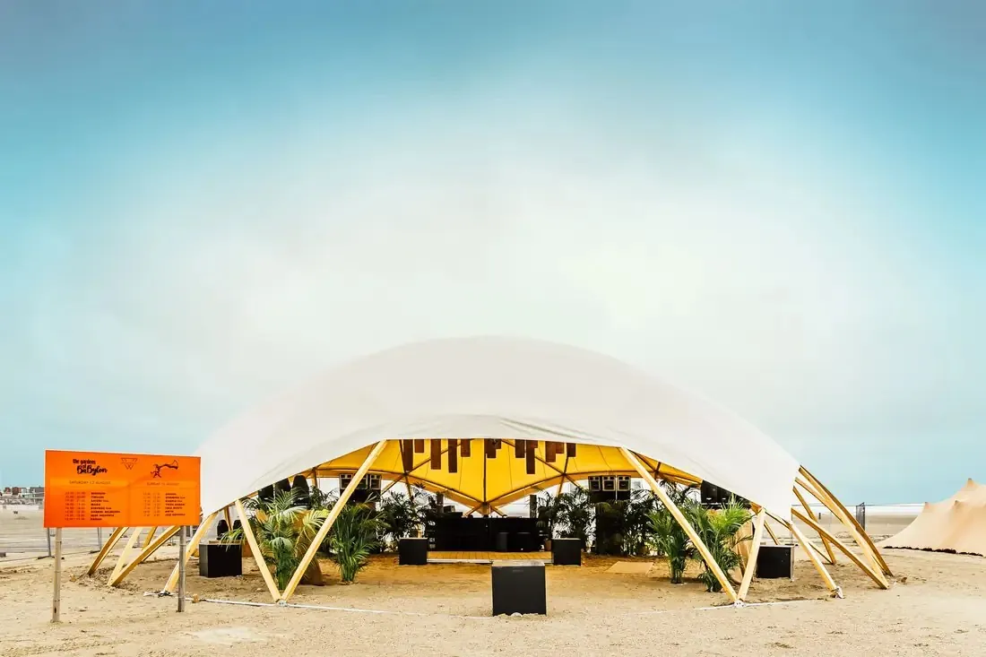 Offener Flat Dome am Strand mit Bühne und Pflanzen