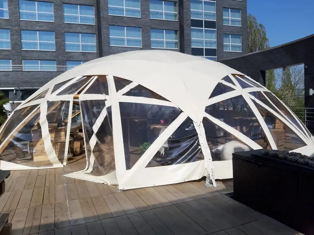 Flat Dome mit transparenten Wänden auf einer Dachterrasse