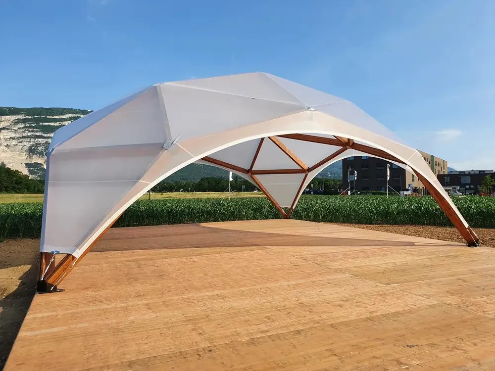 Wood Dome mit weisser Membran auf einem Holzboden