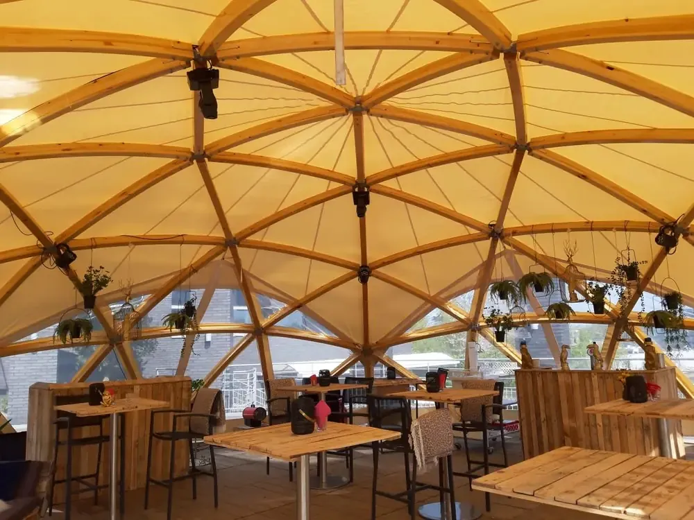 Bar mit Stehtischen im Flat Dome
