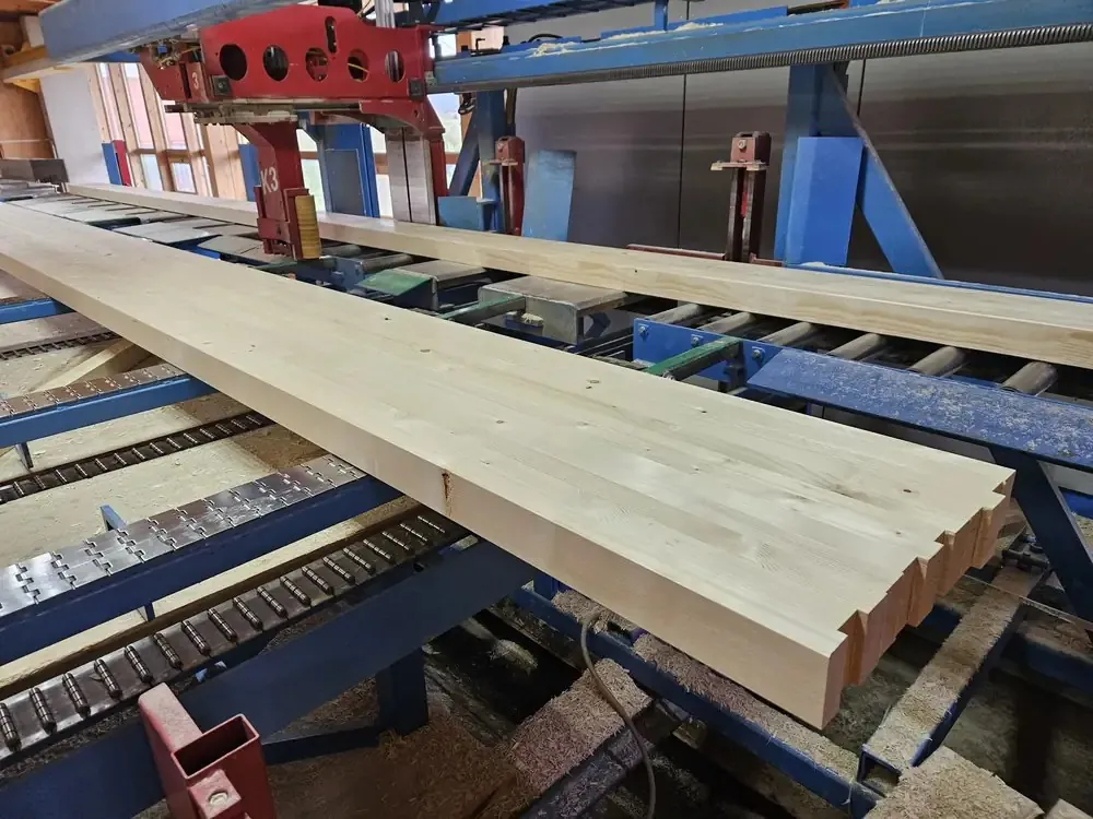 Holzbalken für den Wood Dome in einer Abbundanlage