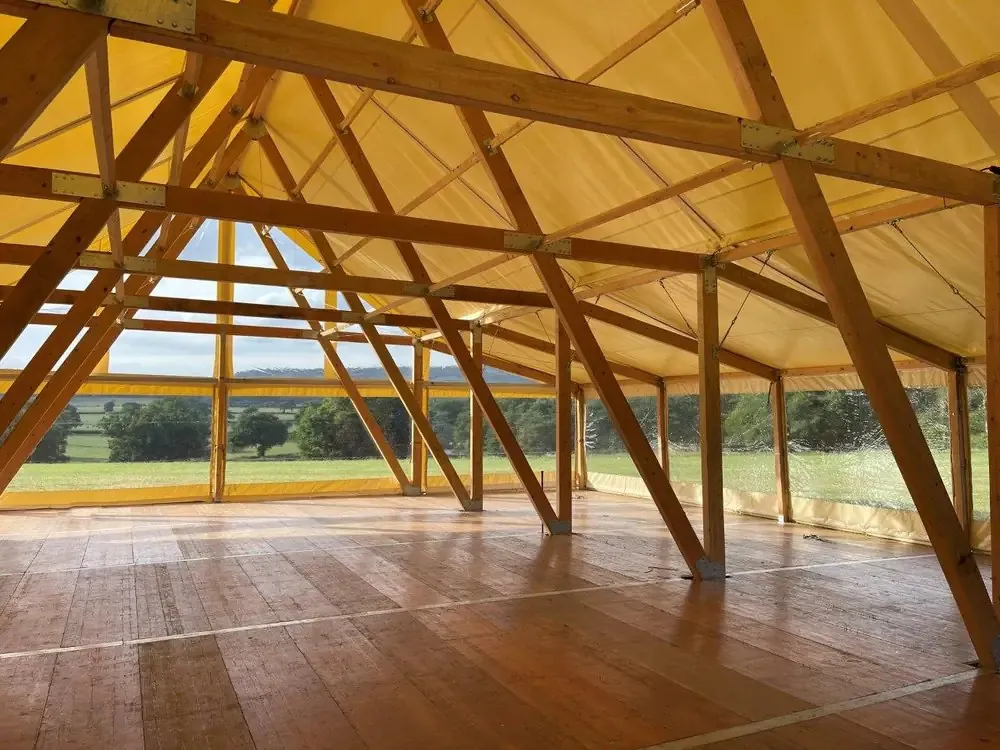 Leeres Event Chalet mit Holzboden und Fensterwänden