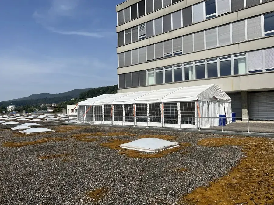 Partyzelt auf einer Dachterrasse neben einem Bürogebäude