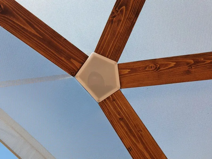 Knotenpunkt der Holzbalken im Wood Dome von unten