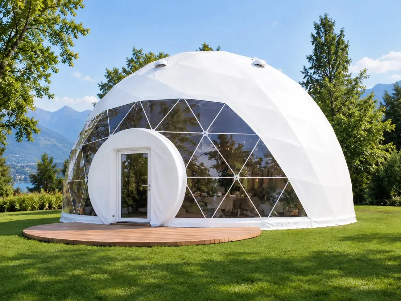 Visualisierung eines weissen Zendome mit rundem Eingang und grossem Panoramafenster auf einer Wiese