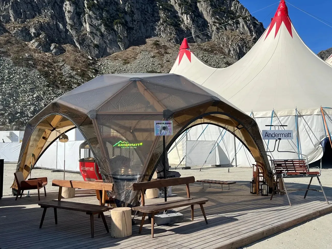 Wood Dome als Markenauftritt an einem Festival in den Bergen