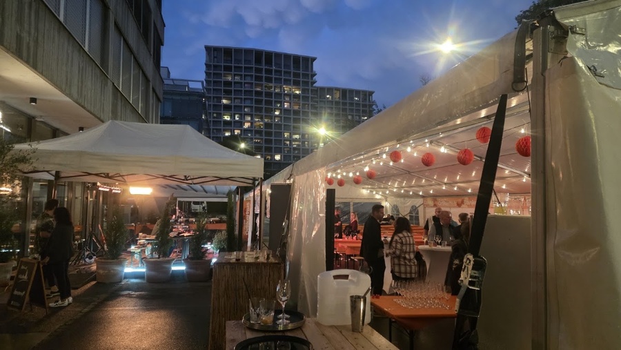 Zelte mit Lampions an einem Platzfest am Abend