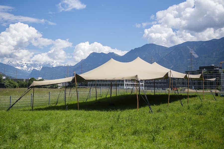 Stretchzelt vor Bergpanorama an einem Mitarbeiterfestival