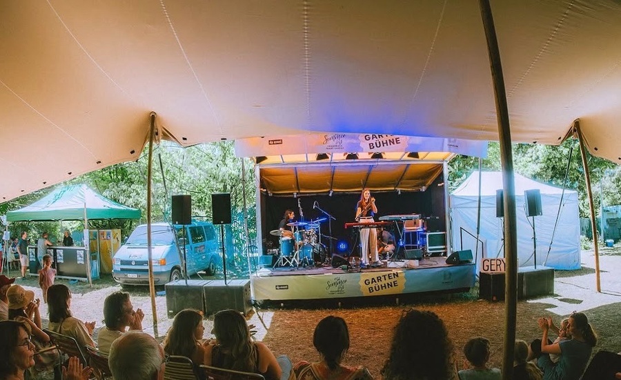 Bühne unter dem Stretchzelt am Mitsommerfest Frauenfeld