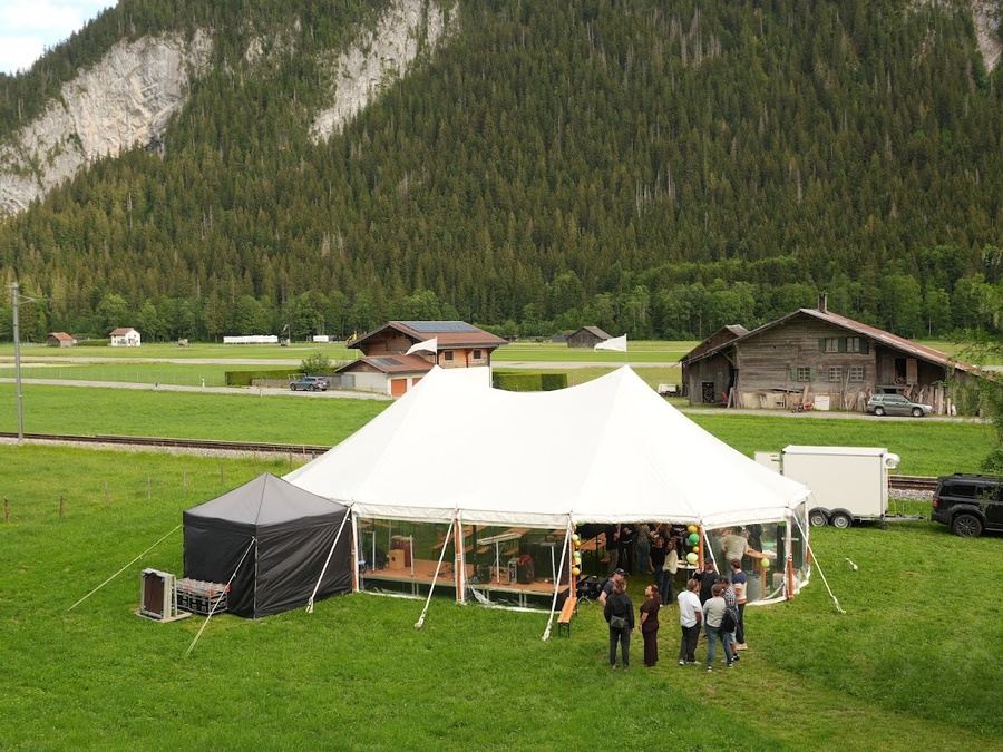 Zelte in einem Tal bei Saanen