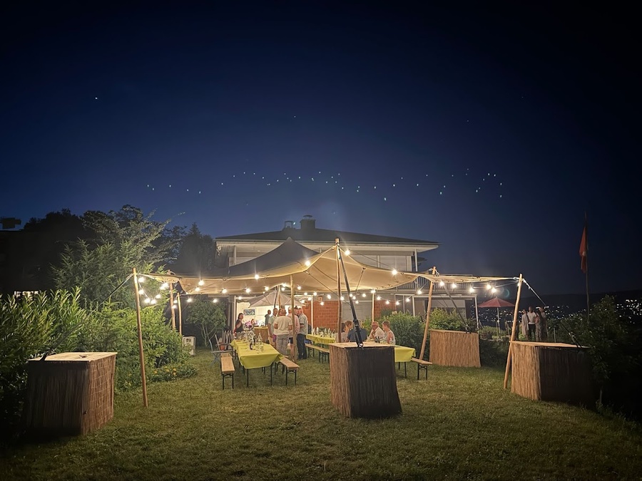 Beleuchtetes Zelt bei Nacht