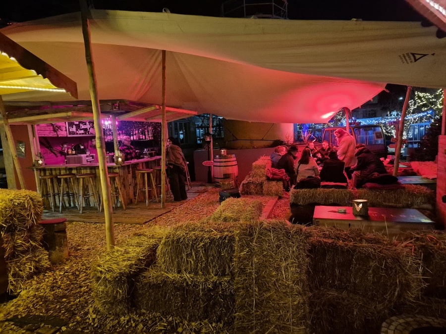 Rot beleuchtete Lounge unter einem Stretchzelt