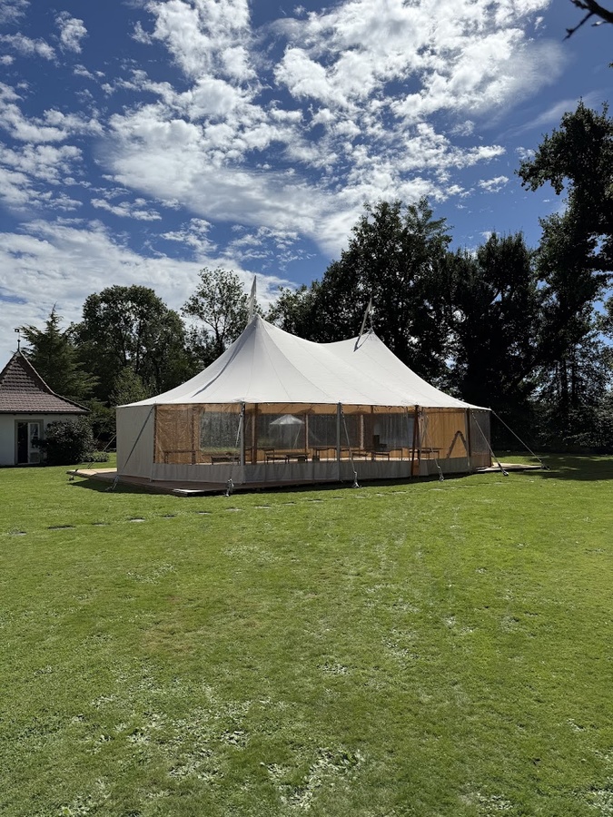 Zelt auf einer Wiese an einer Hochzeit