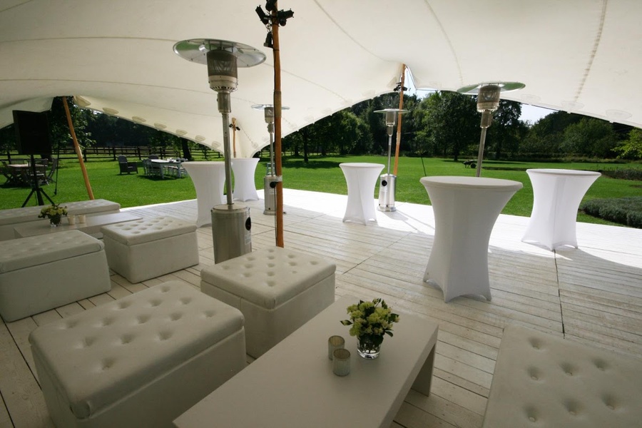 Weisse Lounge in einem Zelt
