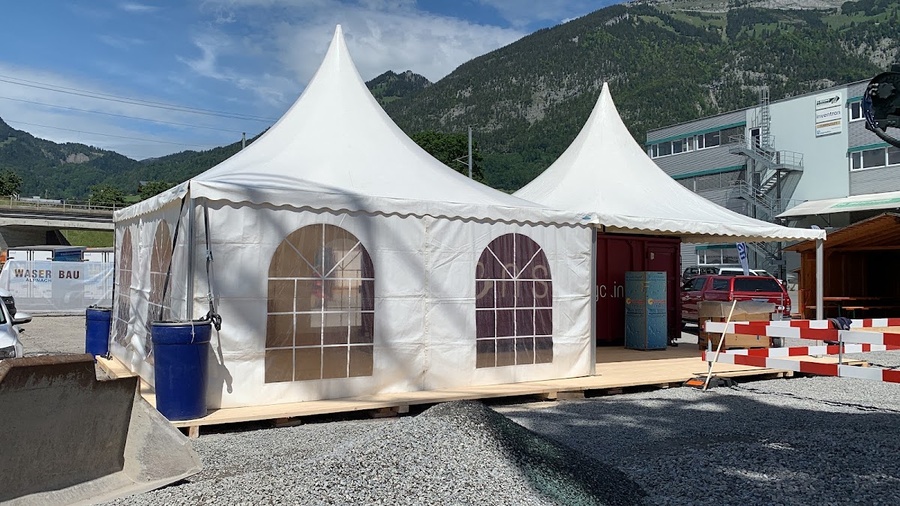 Zwei Spitzzelte an einer Gewerbeausstellung