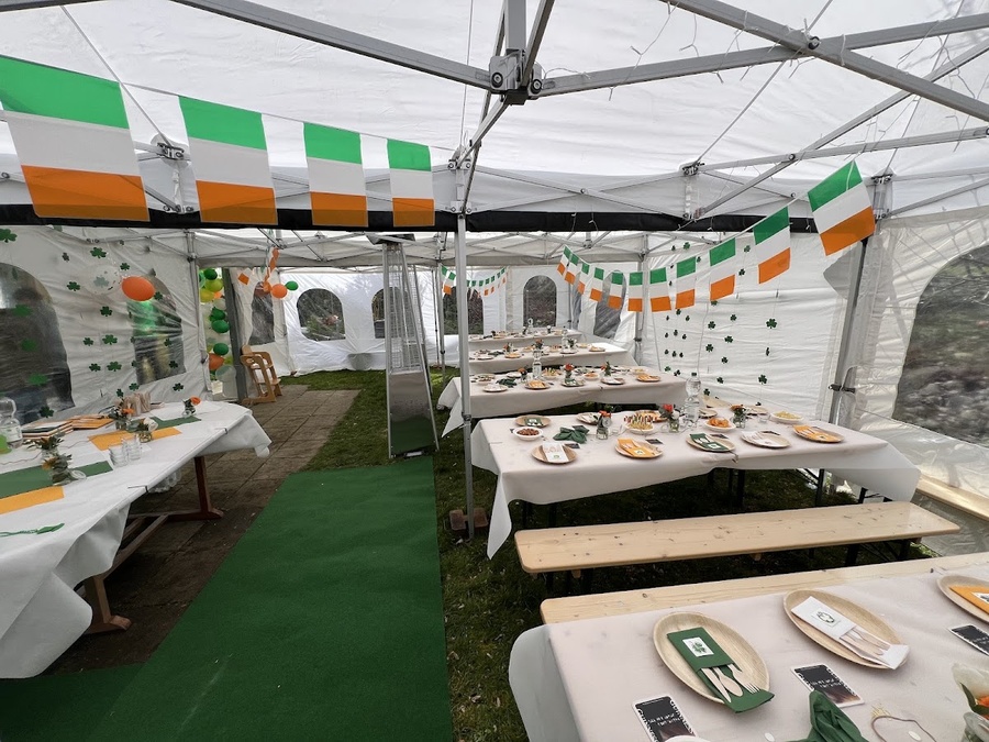Lange gedeckte Tische in einem Festzelt