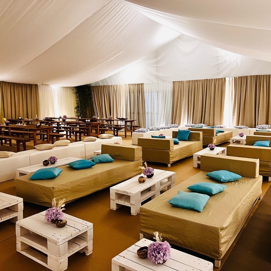 Lounge in einem grossen Zelt mit Himmel