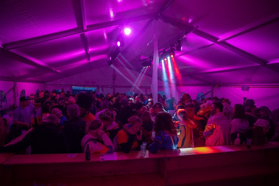 Party in einem beleuchteten Zelt